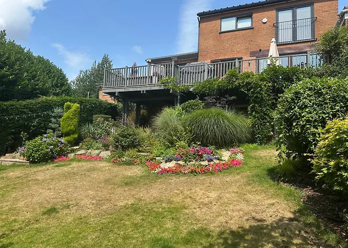 The Garden Apartment, Near Airport & Daire