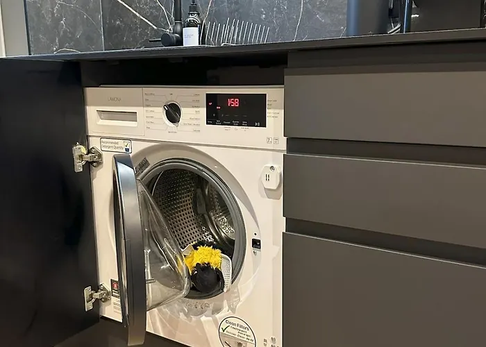 Daire Short Walk To Coop Live And Etihad Stadium *