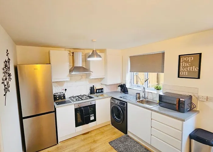 Stylish 3 Bed With Garden & Free Parking بيت للعطل *