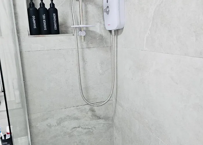 Stylish 3 Bed With Garden & Free Parking بيت للعطل