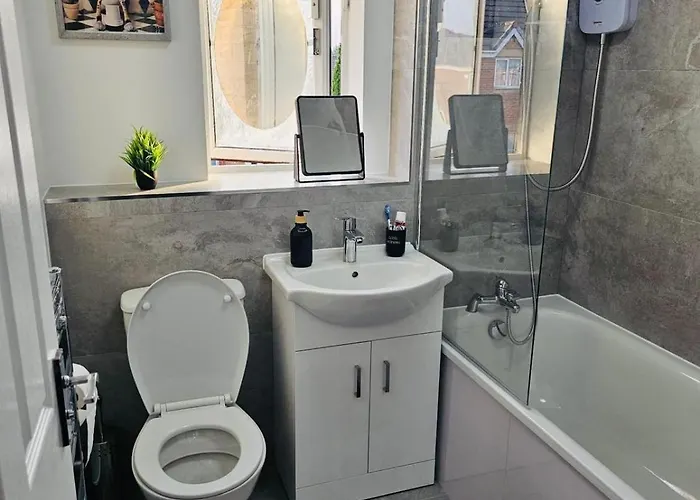 Stylish 3 Bed With Garden & Free Parking مانشستر