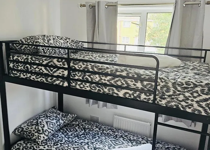 Stylish 3 Bed With Garden & Free Parking بيت للعطل