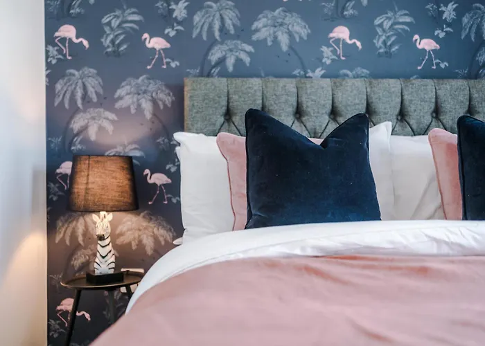 Stunning House By Purestay - 8 Beds With Free Parking *