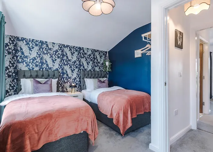 Stunning House By Purestay - 8 Beds With Free Parking