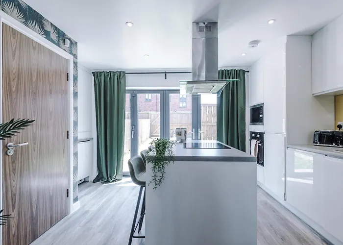 Stunning House By Purestay - 8 Beds With Free Parking