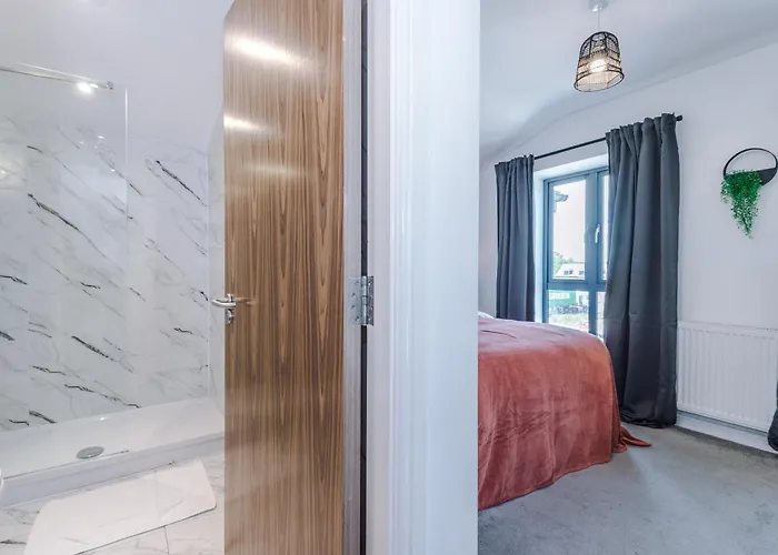 Дом отдыха Stunning House By Purestay - 8 Beds With Free Parking Манчестер