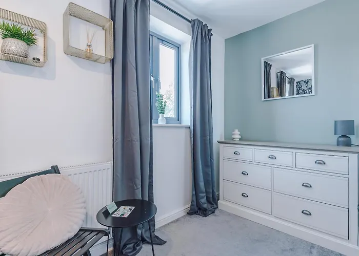 Stunning House By Purestay - 8 Beds With Free Parking Дом отдыха *