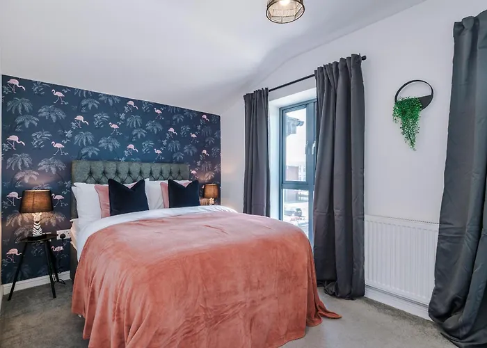 Stunning House By Purestay - 8 Beds With Free Parking *