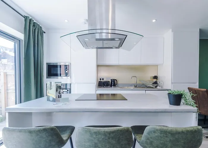 Stunning House By Purestay - 8 Beds With Free Parking *