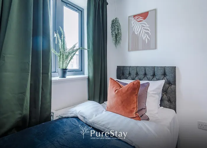 Дом отдыха Stunning House By Purestay - 8 Beds With Free Parking *