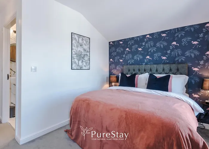 Дом отдыха Stunning House By Purestay - 8 Beds With Free Parking Манчестер