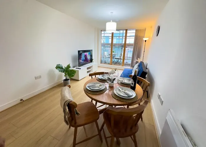 Stylish Centre Flat - Balcony And Parking