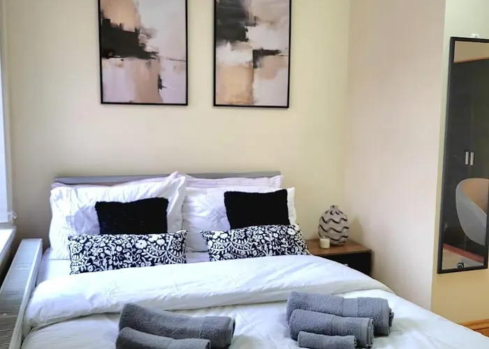 In 6 Minutes Drive To Victoria Station Kwatera prywatna Manchester