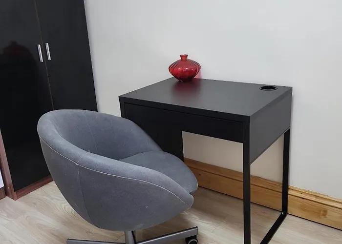 In 6 Minutes Drive To Victoria Station Kwatera prywatna