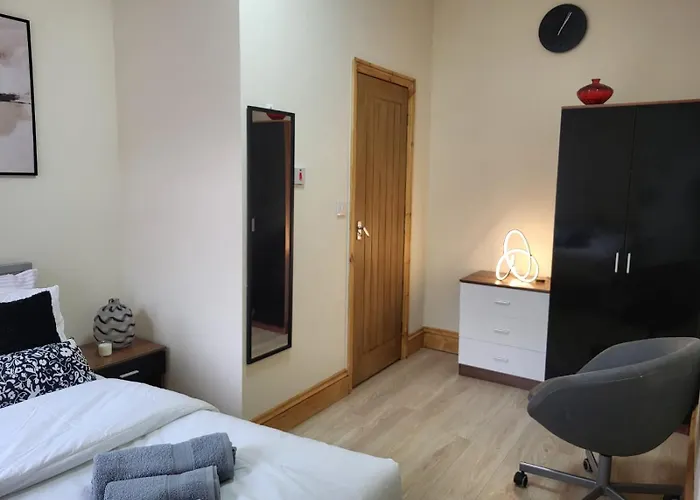 Kwatera prywatna In 6 Minutes Drive To Victoria Station Manchester