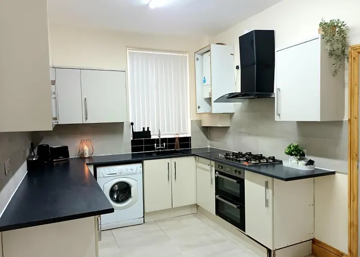 In 6 Minutes Drive To Victoria Station Kwatera prywatna