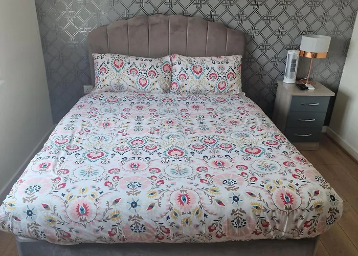 Stunning Canal View 2 Bedroom With Free Parking *