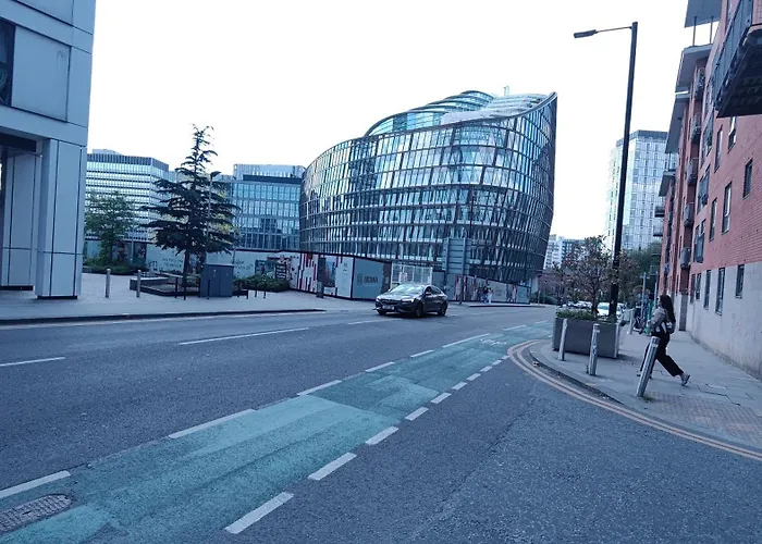 Bee Cosy - Near Train Stations And Shopping Centre With Paid Private Parking, 500mbps Internet And Netflix Apartamento *