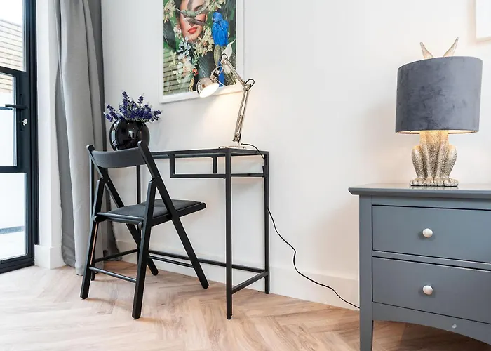 2 Bedroom, 2 Bathroom Apartment, Close To Mcr Centre *