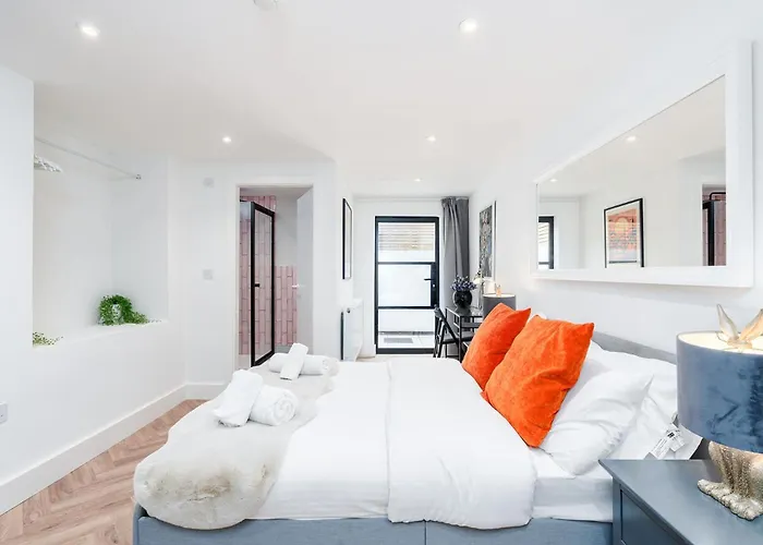 2 Bedroom, 2 Bathroom Apartment, Close To Mcr Centre *