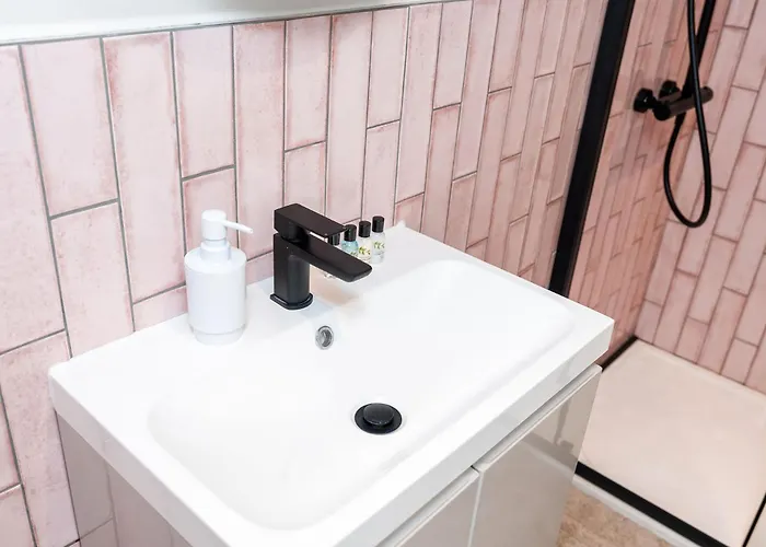 2 Bedroom, 2 Bathroom Apartment, Close To Mcr Centre *