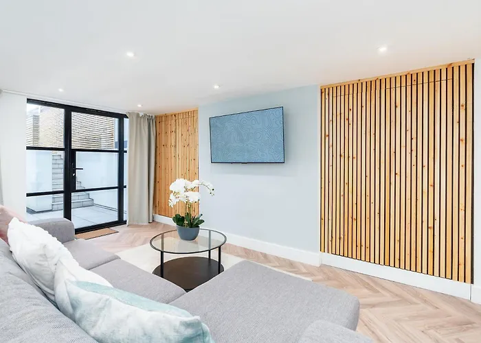 2 Bedroom, 2 Bathroom Apartment, Close To Mcr Centre *