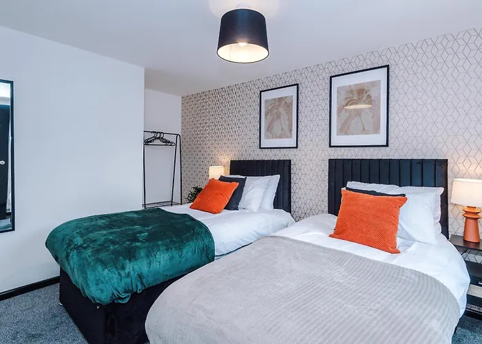 Nyaraló Large 4br House, Sleeps 8, Parking, Full Kitchen, Ideal For Groups, Family, Contractors Manchester