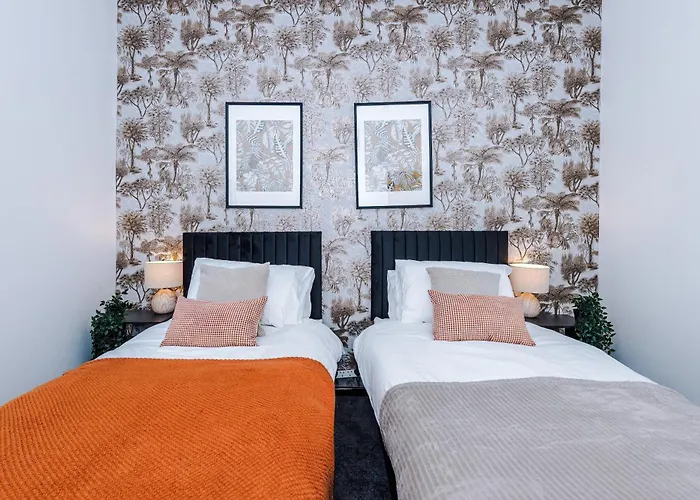 Large 4br House, Sleeps 8, Parking, Full Kitchen, Ideal For Groups, Family, Contractors * Manchester