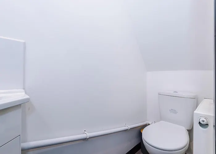 Nyaraló Large 4br House, Sleeps 8, Parking, Full Kitchen, Ideal For Groups, Family, Contractors