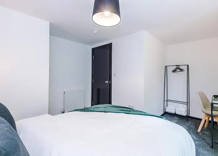 Large 4br House, Sleeps 8, Parking, Full Kitchen, Ideal For Groups, Family, Contractors Nyaraló *