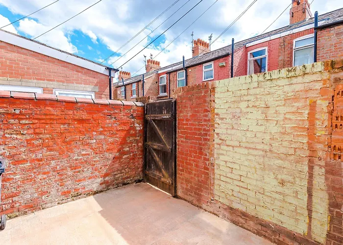 Large 4br House, Sleeps 8, Parking, Full Kitchen, Ideal For Groups, Family, Contractors *