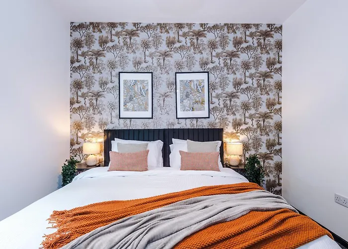 Nyaraló Large 4br House, Sleeps 8, Parking, Full Kitchen, Ideal For Groups, Family, Contractors