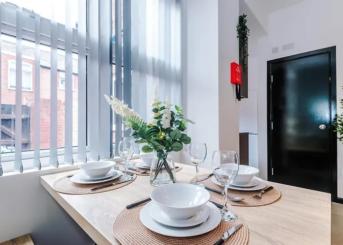 Large 4br House, Sleeps 8, Parking, Full Kitchen, Ideal For Groups, Family, Contractors Nyaraló Manchester