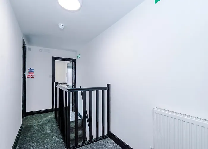 Nyaraló Large 4br House, Sleeps 8, Parking, Full Kitchen, Ideal For Groups, Family, Contractors