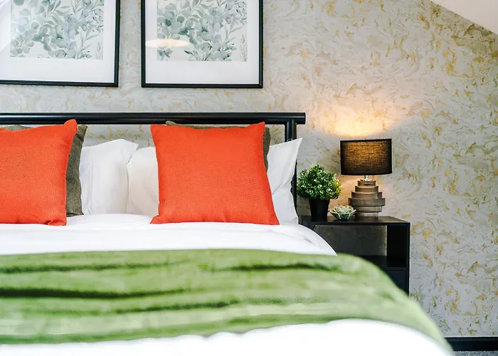 Large 4br House, Sleeps 8, Parking, Full Kitchen, Ideal For Groups, Family, Contractors *