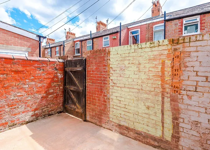 Large 4br House, Sleeps 8, Parking, Full Kitchen, Ideal For Groups, Family, Contractors *