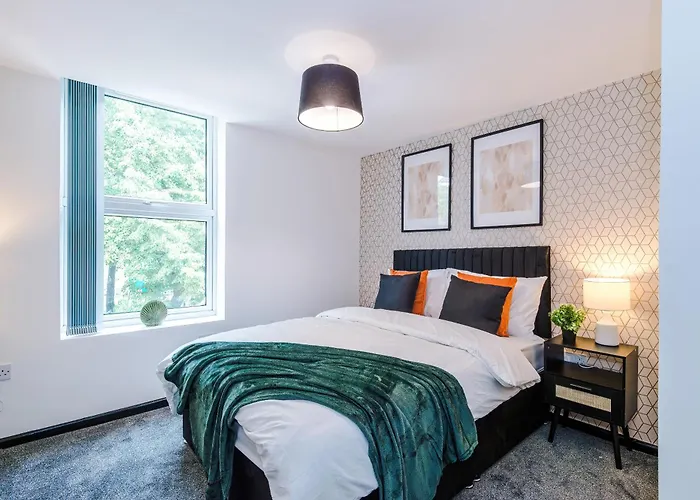 Large 4br House, Sleeps 8, Parking, Full Kitchen, Ideal For Groups, Family, Contractors Manchester