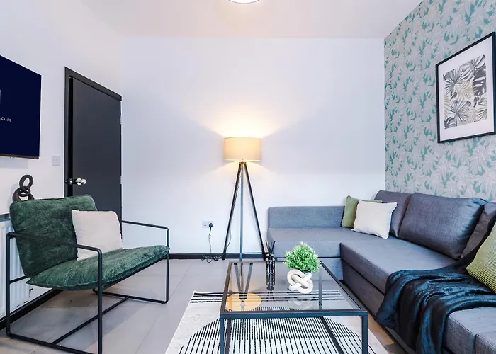 Nyaraló Large 4br House, Sleeps 8, Parking, Full Kitchen, Ideal For Groups, Family, Contractors Manchester