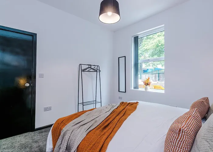 Large 4br House, Sleeps 8, Parking, Full Kitchen, Ideal For Groups, Family, Contractors *