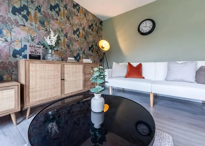 Chic 4bd Abode - Free Parking - Snooker 度假居 *