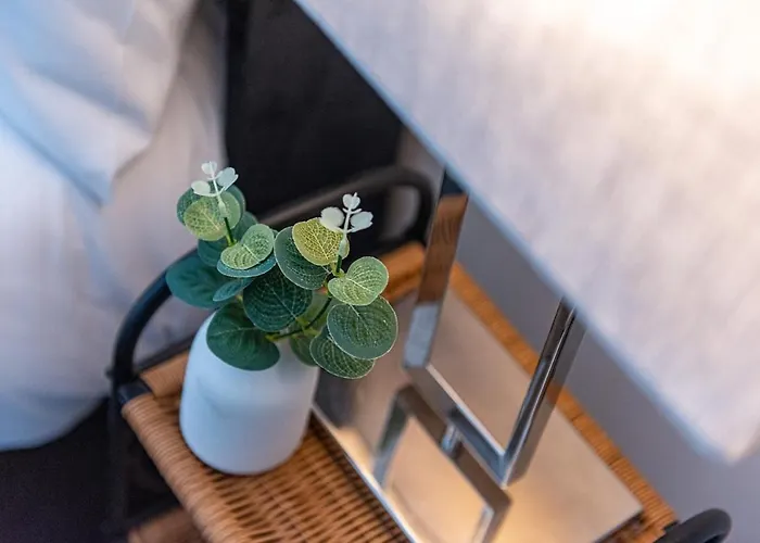 2 Bedroom Flat By Eccles Station With Communal Rooftop Garden Manchester