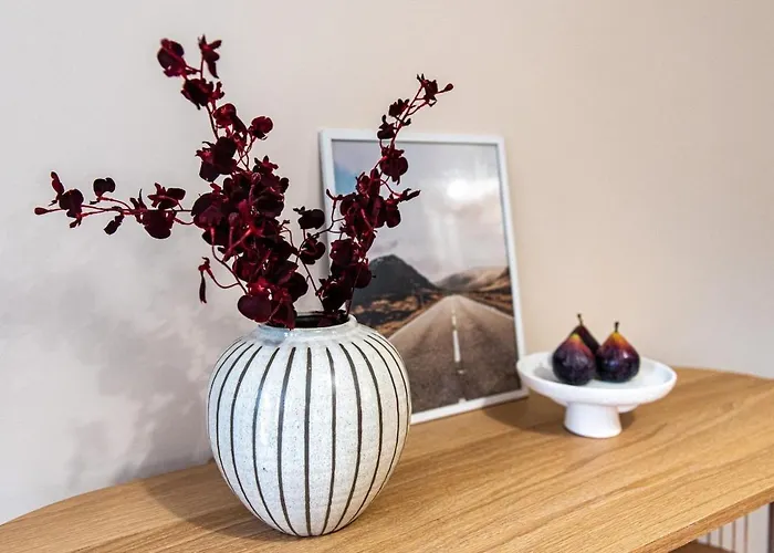 2 Bedroom Flat By Eccles Station With Communal Rooftop Garden * Manchester