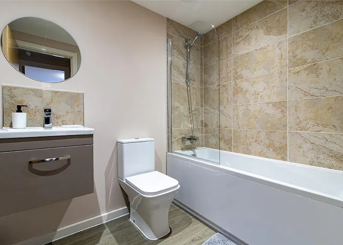 2 Bedroom Flat By Eccles Station With Communal Rooftop Garden *