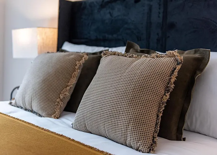 2 Bedroom Flat By Eccles Station With Communal Rooftop Garden Apartment *