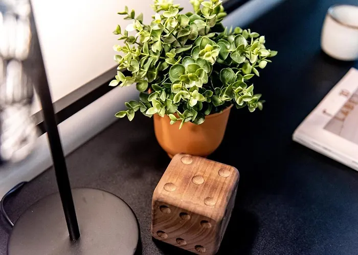 2 Bedroom Flat By Eccles Station With Communal Rooftop Garden *