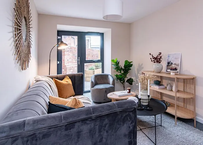 2 Bedroom Flat By Eccles Station With Communal Rooftop Garden Apartment Manchester