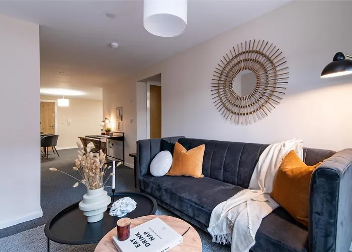 2 Bedroom Flat By Eccles Station With Communal Rooftop Garden * Manchester