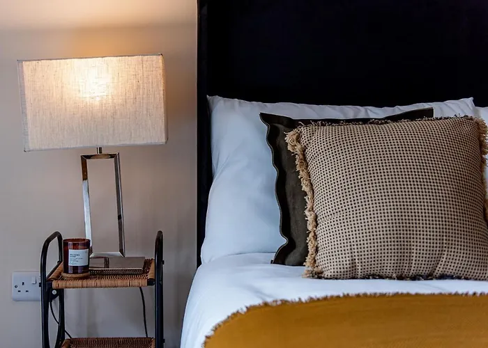 Apartment 2 Bedroom Flat By Eccles Station With Communal Rooftop Garden *