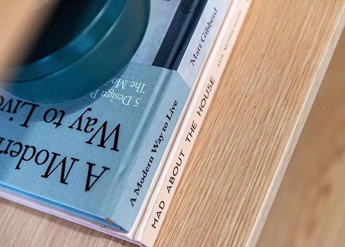 Apartment 2 Bedroom Flat By Eccles Station With Communal Rooftop Garden *