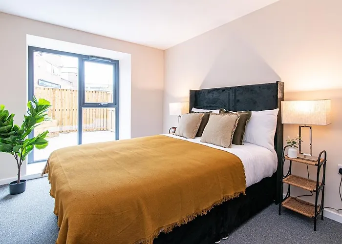 Apartment 2 Bedroom Flat By Eccles Station With Communal Rooftop Garden Manchester